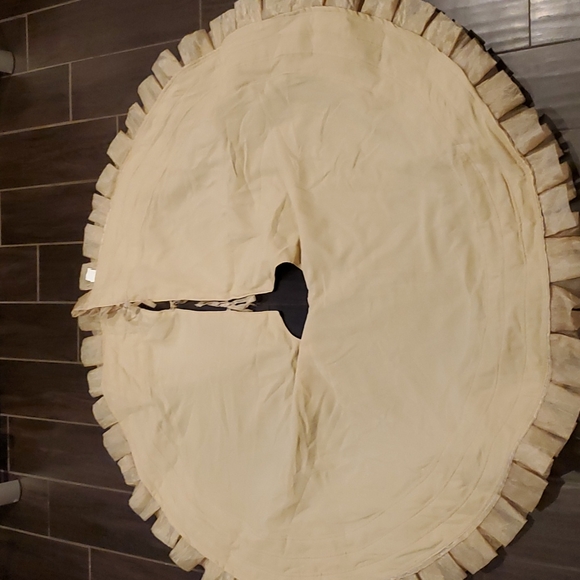 Elegant Gold Lame 4 Tiered Ruffled Christmas Tree Skirt 52" Diameter - Picture 4 of 9